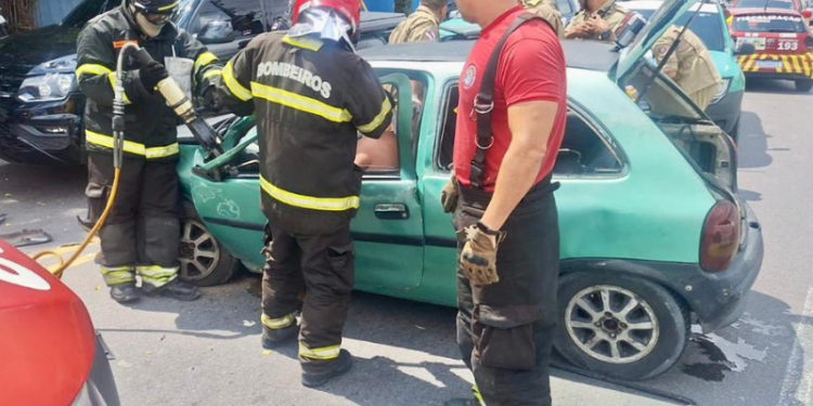 Duas pessoas ficam presas às ferragens após acidente de trânsito em Manaus