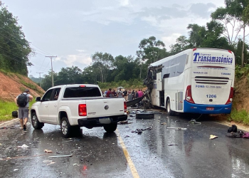 Vídeo: Três pessoas morrem em acidente entre ônibus e caminhão no Amazonas