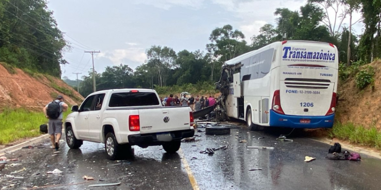 Vídeo: Três pessoas morrem em acidente entre ônibus e caminhão no Amazonas