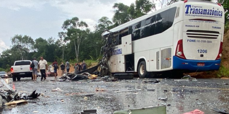 Governo do AM atualiza para quatro o número de pessoas mortas em acidente na AM-10