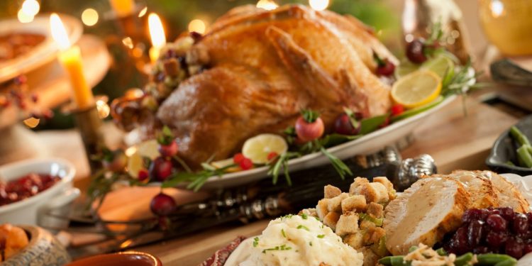 Cuidado com os exageros: como aproveitar as festas de fim de ano com saúde e bem-estar