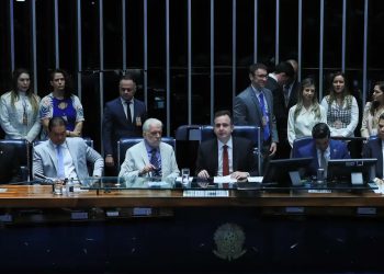 Congresso promulga emenda à Constituição para cortar gastos do governo