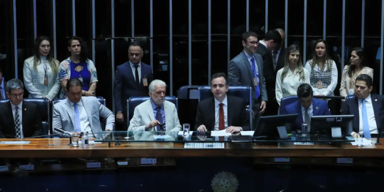 Congresso promulga emenda à Constituição para cortar gastos do governo