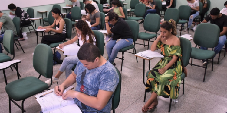 Curso pré-vestibular presencial da UEA abre inscrições para 360 vagas