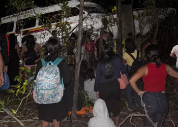 Passageiros ficam ilhados após lancha colidir contra barranco no AM