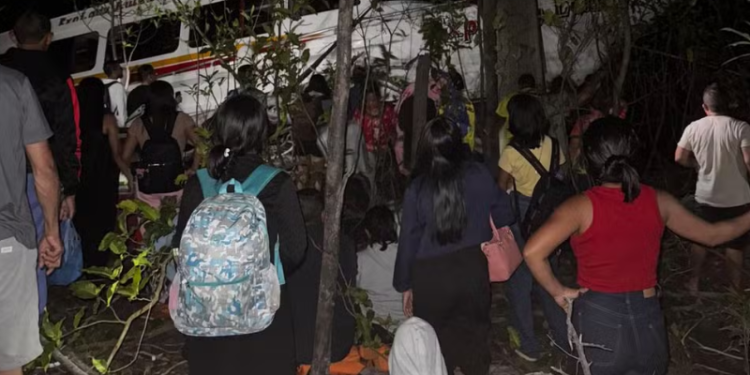 Passageiros ficam ilhados após lancha colidir contra barranco no AM