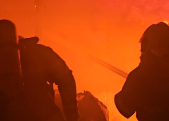 Incêndio destrói depósito de produtos descartáveis em Manaus