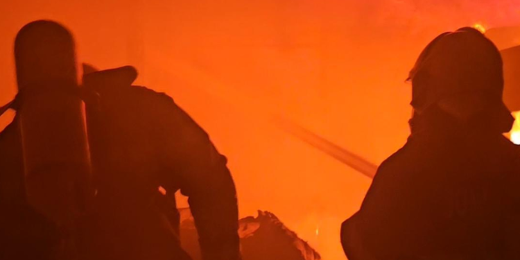 Incêndio destrói depósito de produtos descartáveis em Manaus