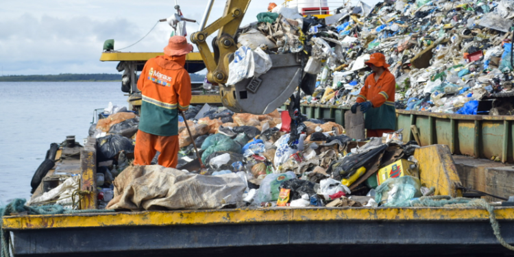 Serviço de coleta de lixo atende 82% de domicílios no Amazonas, diz IBGE