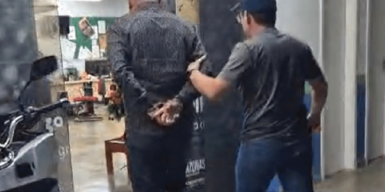 Homem é preso por maus-tratos após abandonar cachorro em rua de Manaus