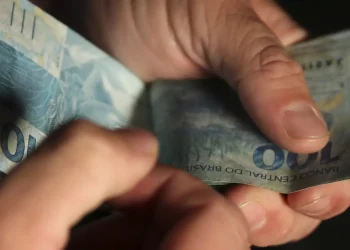 Salário de dezembro, 13º e Auxílio Estadual vão injetar R$ 1,6 bilhão na economia do AM