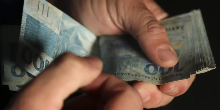 Salário de dezembro, 13º e Auxílio Estadual vão injetar R$ 1,6 bilhão na economia do AM