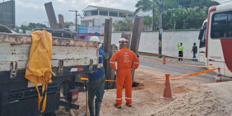 Rompimento de tubulação causa falta de água em bairros de Manaus