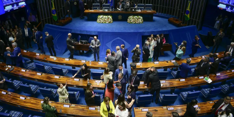 Senado pede que Dino libere dinheiro de emendas parlamentares