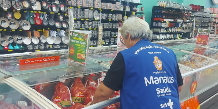 Comércios são autuados por venderam alimentos estregados em Manaus