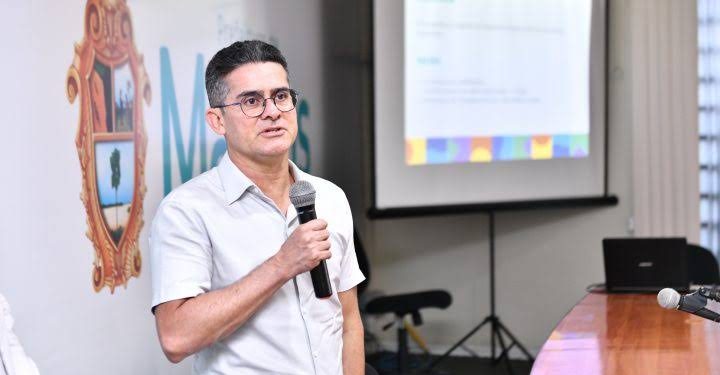 Prefeito de Manaus diz que estuda reajuste na tarifa de ônibus