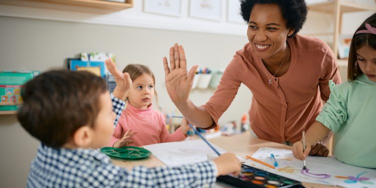 Sesc AM credencia monitores e instrutores de artes cênicas, artes visuais e música