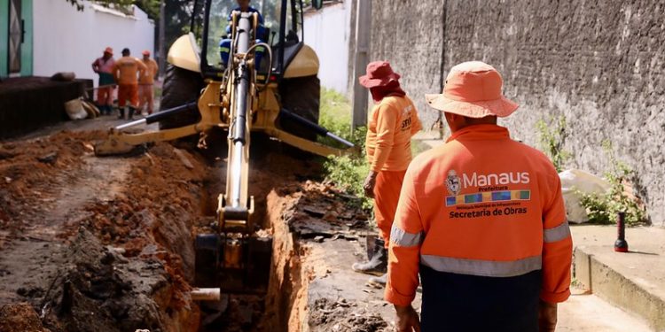 Prefeitura de Manaus realiza obra emergencial de drenagem profunda no bairro Flores