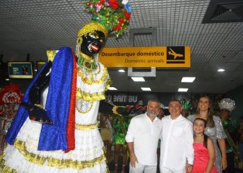 Chegada da boneca Kamélia abre oficialmente o Carnaval de Manaus nesse sábado (4)