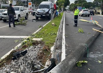Motorista perde controle de carro e colide com poste em Manaus
