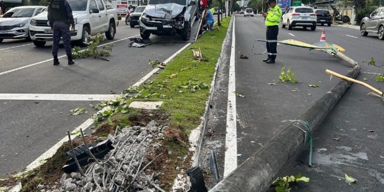 Motorista perde controle de carro e colide com poste em Manaus
