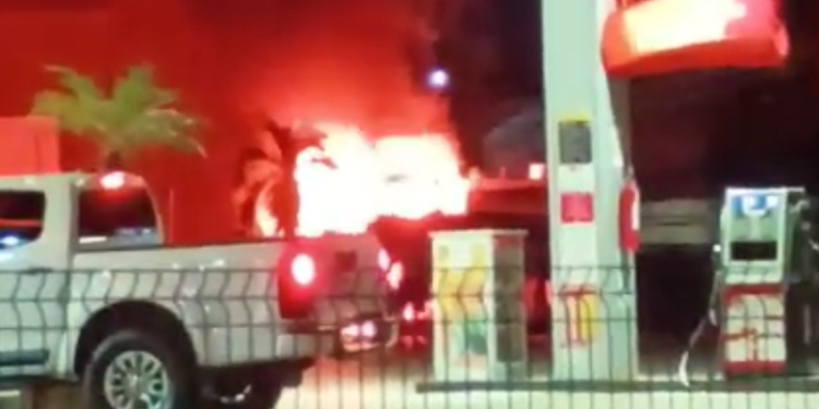 Motorista fica ferido após incêndio em cabine de caminhão em Manaus