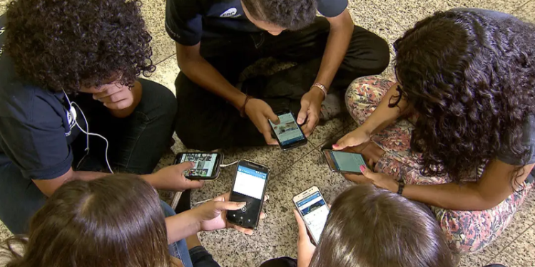 Lei sancionada por Lula permite celular nas escolas somente para fins pedagógicos