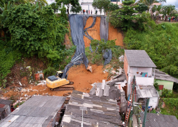 Oito famílias são retiradas da área de deslizamento que matou pai e filha em Manaus