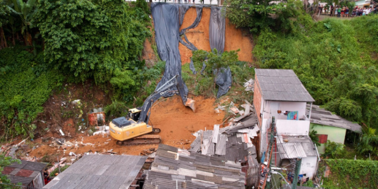 Oito famílias são retiradas da área de deslizamento que matou pai e filha em Manaus