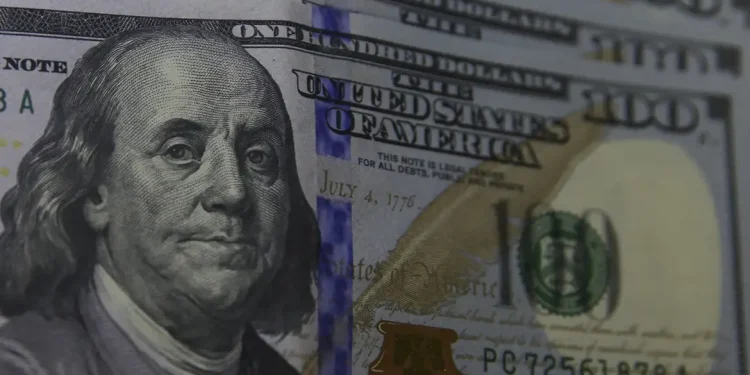 Dólar cai para R$ 5,94 e fecha no menor nível desde fim de novembro