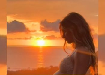 Gisele Bündchen divulga vídeo em que mostra barriga de grávida 