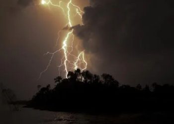 Oito pessoas ficam feridas por raios durante chuva no Amazonas
