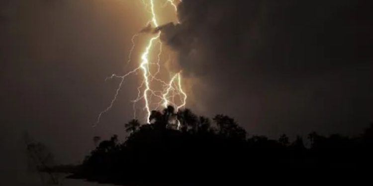 Oito pessoas ficam feridas por raios durante chuva no Amazonas