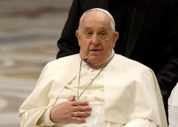 Papa Francisco é diagnosticado com pneumonia nos dois pulmões