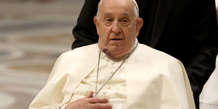 Papa Francisco é diagnosticado com pneumonia nos dois pulmões