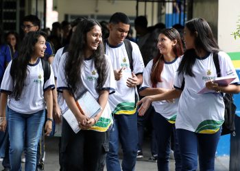 Mais de 44 mil estudantes do AM recebem pagamento do Pé-de-Meia após concluírem Ensino Médio