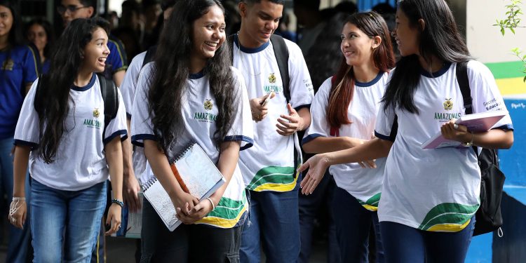 Mais de 44 mil estudantes do AM recebem pagamento do Pé-de-Meia após concluírem Ensino Médio