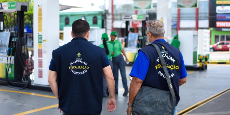 Procon-AM autua 10 postos de combustíveis após aumento do preço da gasolina