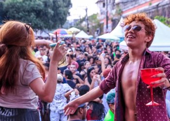 Bloco temático ‘Gagaval’ promete lotar o domingo magro de carnaval no Centro de Manaus