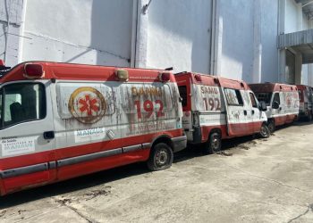 Prefeitura de Manaus realiza leilão de sucatas de ambulâncias, veículos e um trator