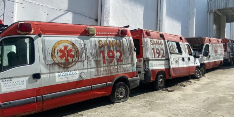 Prefeitura de Manaus realiza leilão de sucatas de ambulâncias, veículos e um trator
