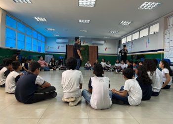 Projeto oferta oficinas gratuitas de iniciação teatral para jovens na Zona Leste de Manaus