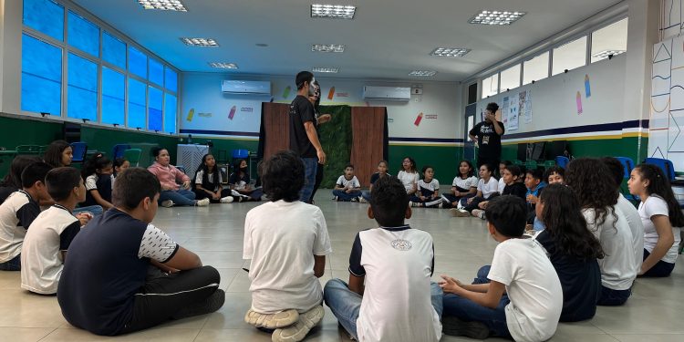Projeto oferta oficinas gratuitas de iniciação teatral para jovens na Zona Leste de Manaus
