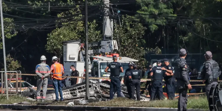 Duas pessoas morrem em queda de avião em São Paulo