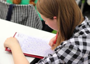 Quase 9% dos jovens do Amazonas estão fora da sala de aula