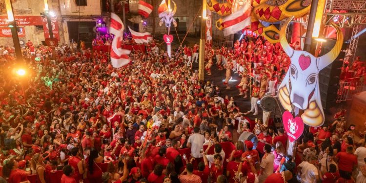 Batucada realiza noite tribal com Adriano Paketá no 2º Ensaio no Booth Line