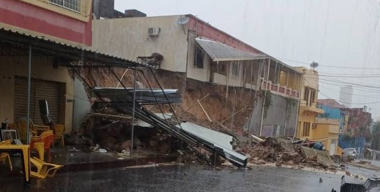 Bombeiros resgatam 68 pessoas isoladas por alagamentos em Manaus