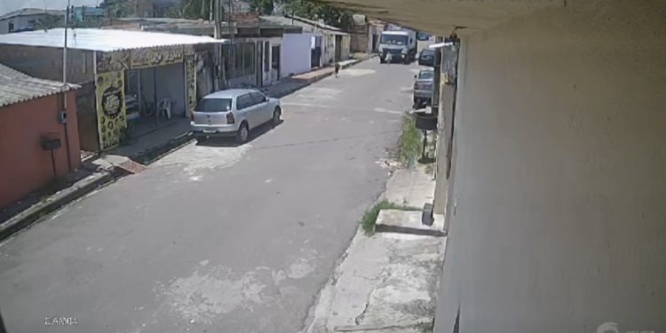 Criança de 6 anos morre atropelada por caminhão de lixo em Manaus