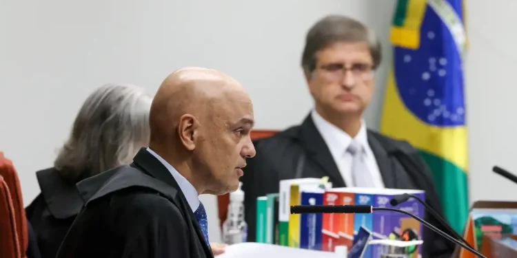 Moraes lê relatório e PGR reforça que Bolsonaro buscou manter poder