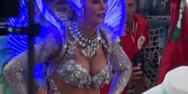 Paolla Oliveira questiona jurados no desfile das campeãs: ‘Ouviu agora?’